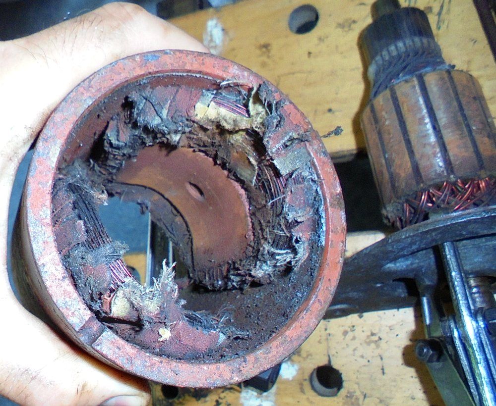 1965 series 2a station wagon dynamo bit rusty on the inside1.JPG