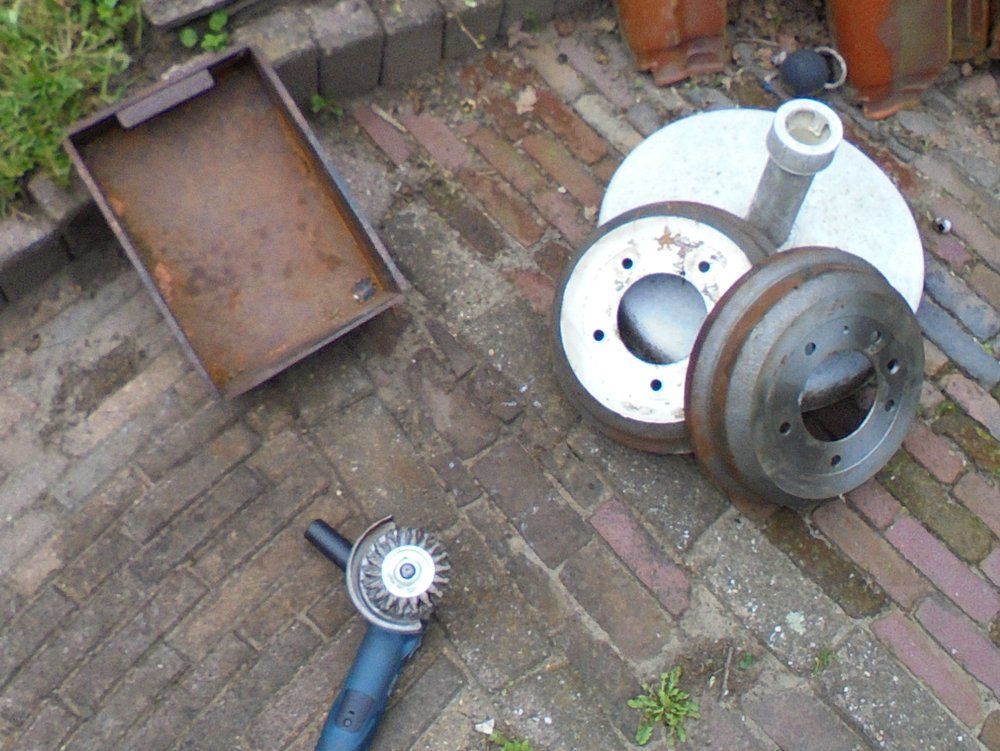 1965 series 2a station derusting underseat box and brake drums.JPG