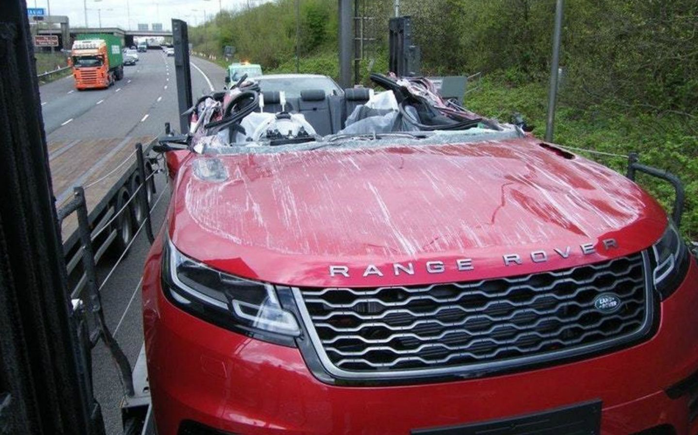 Range-Rover-Velar-loses-its-roof-in-crash.jpg