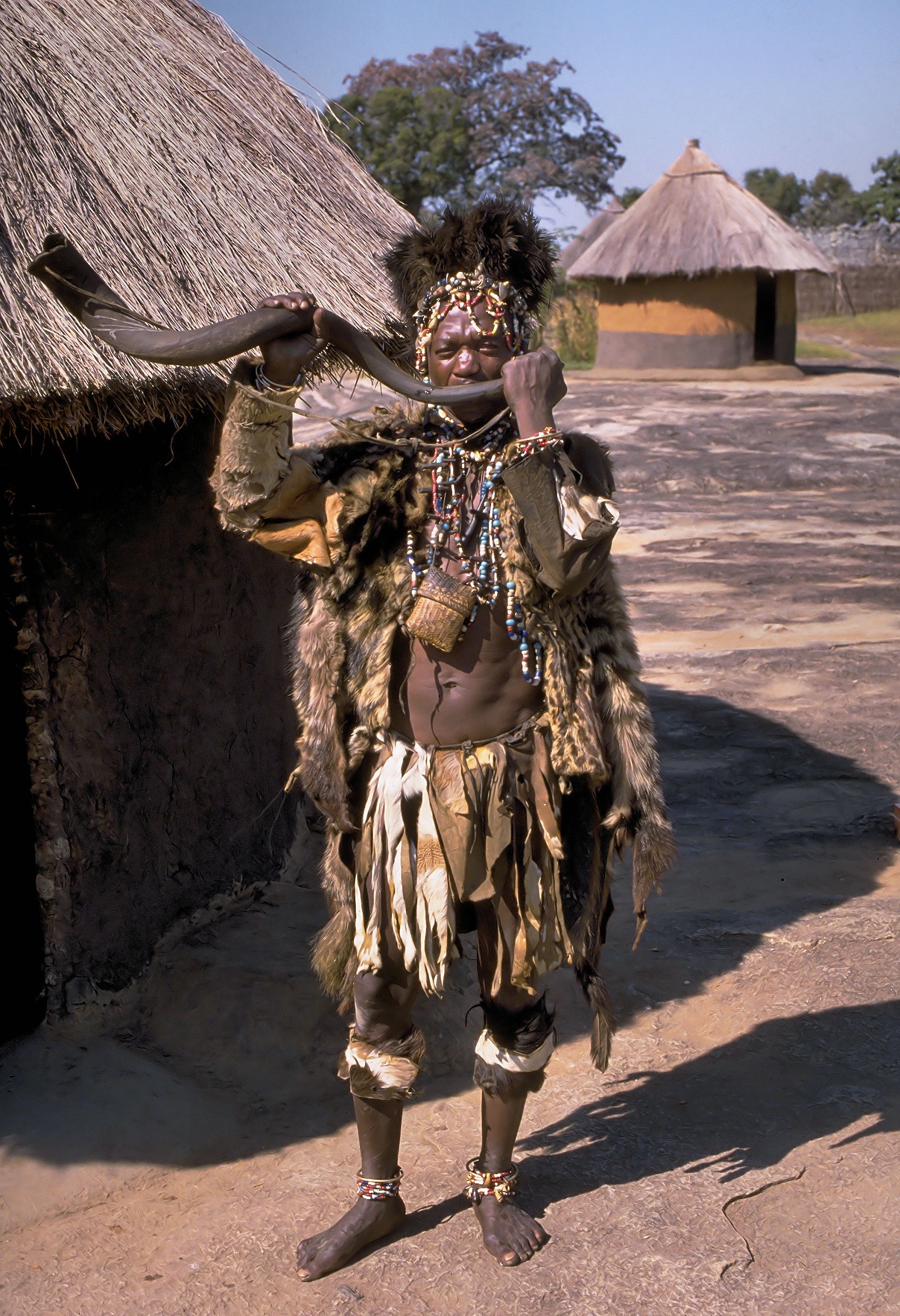 Shona_witch_doctor_(Zimbabwe).jpg