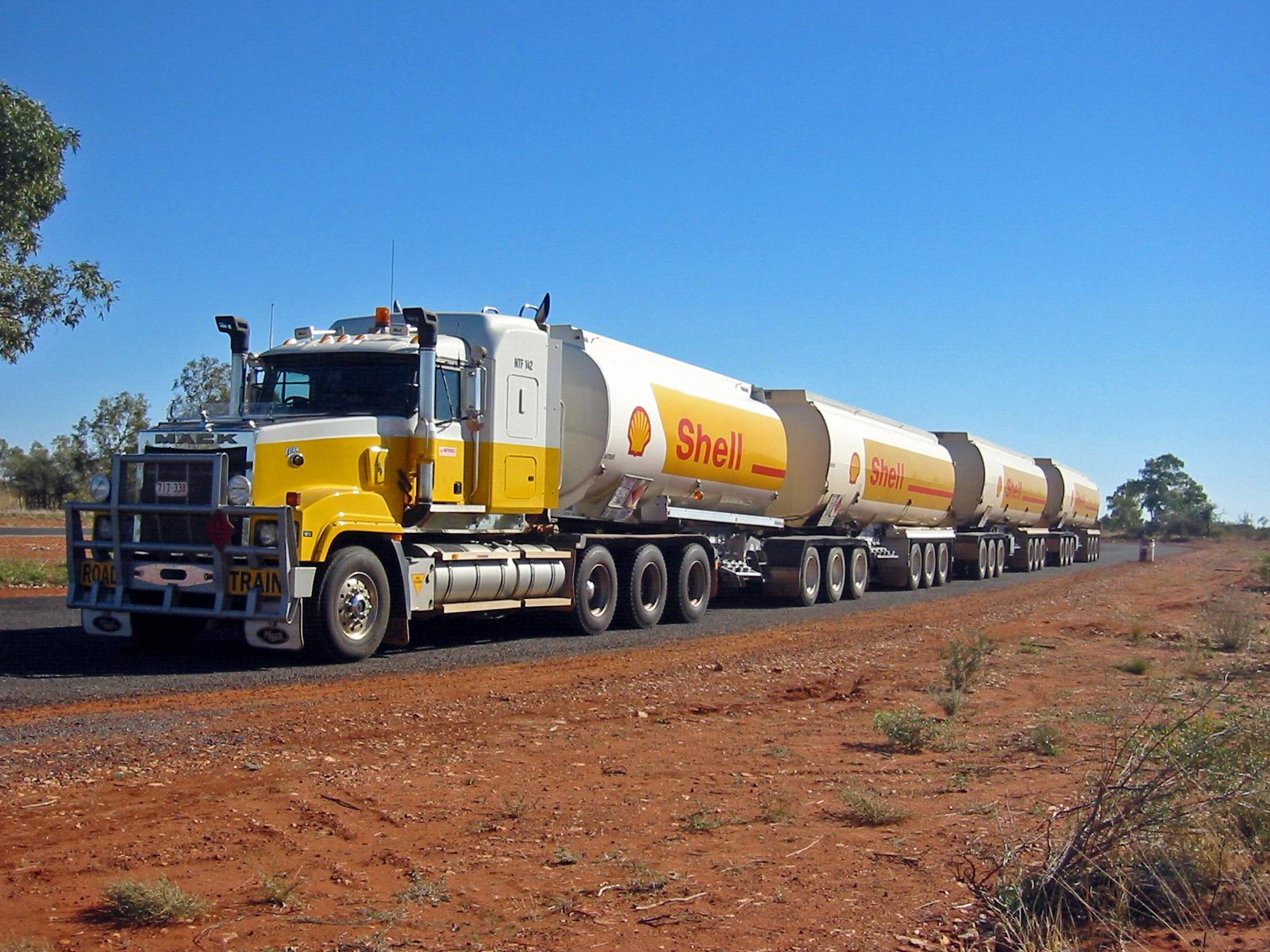 Road_Train_Australia.jpg