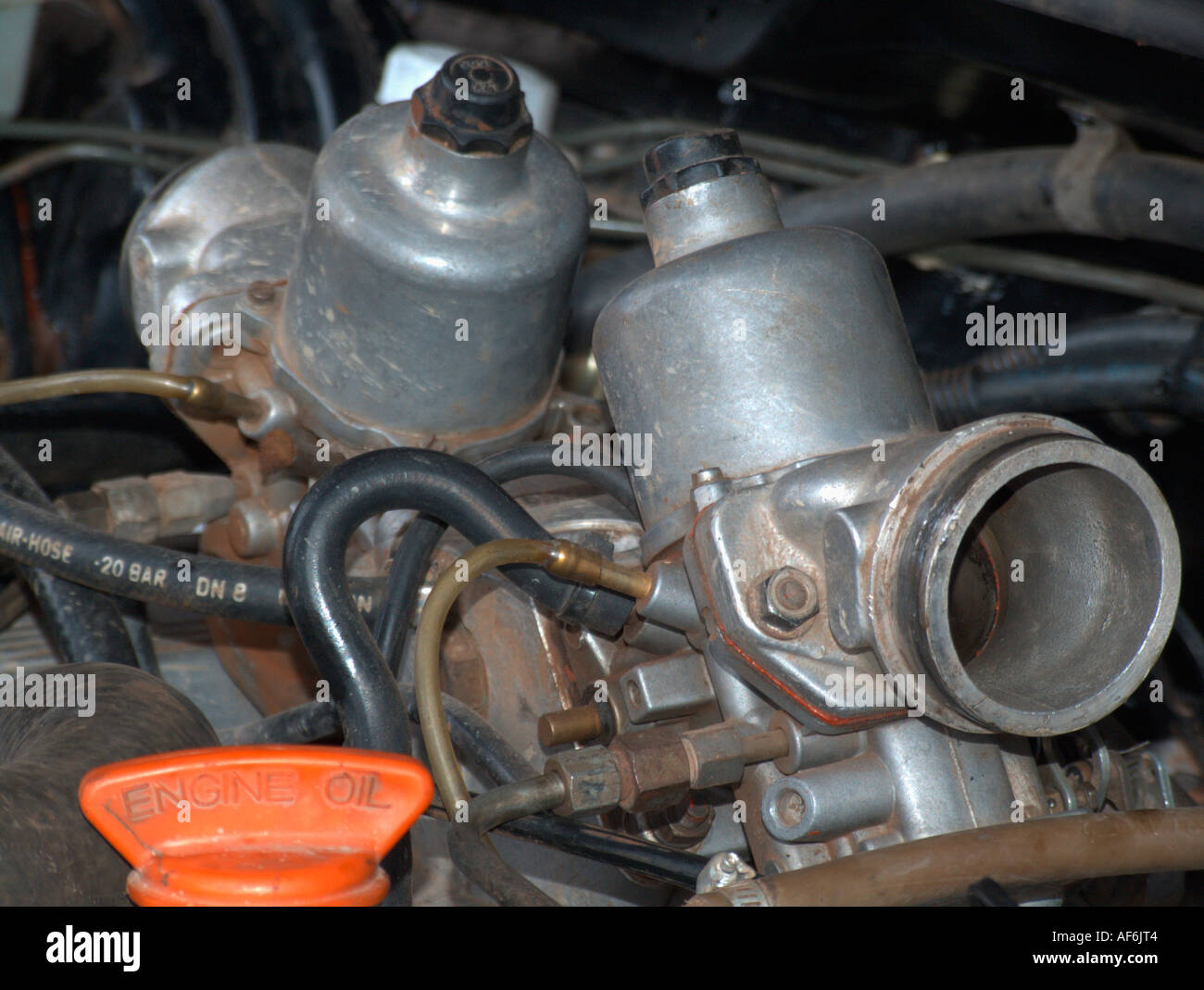 twin-su-carburetors-on-a-range-rover-v8-engine-AF6JT4.jpg