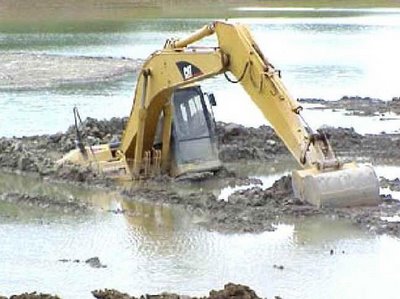 digger_stuck_in_mud.jpg