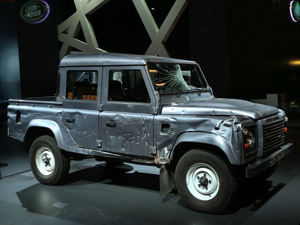 Land-Rover-Defender-in-Skyfall_zps74536e45.jpg